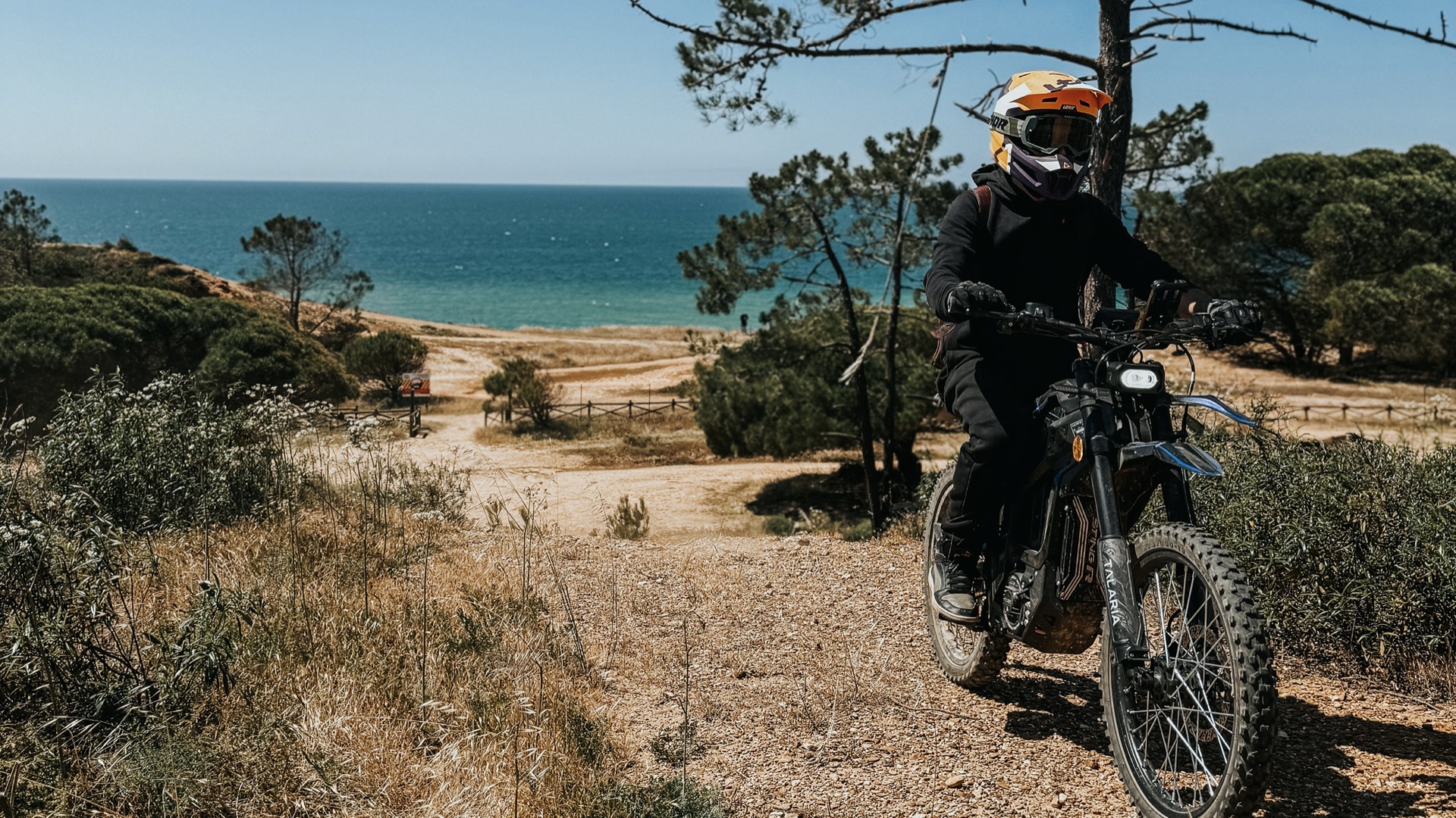 Riders on Talaria Sting Pro electric bikes at Falésia beach - Ewheelo tours Algarve