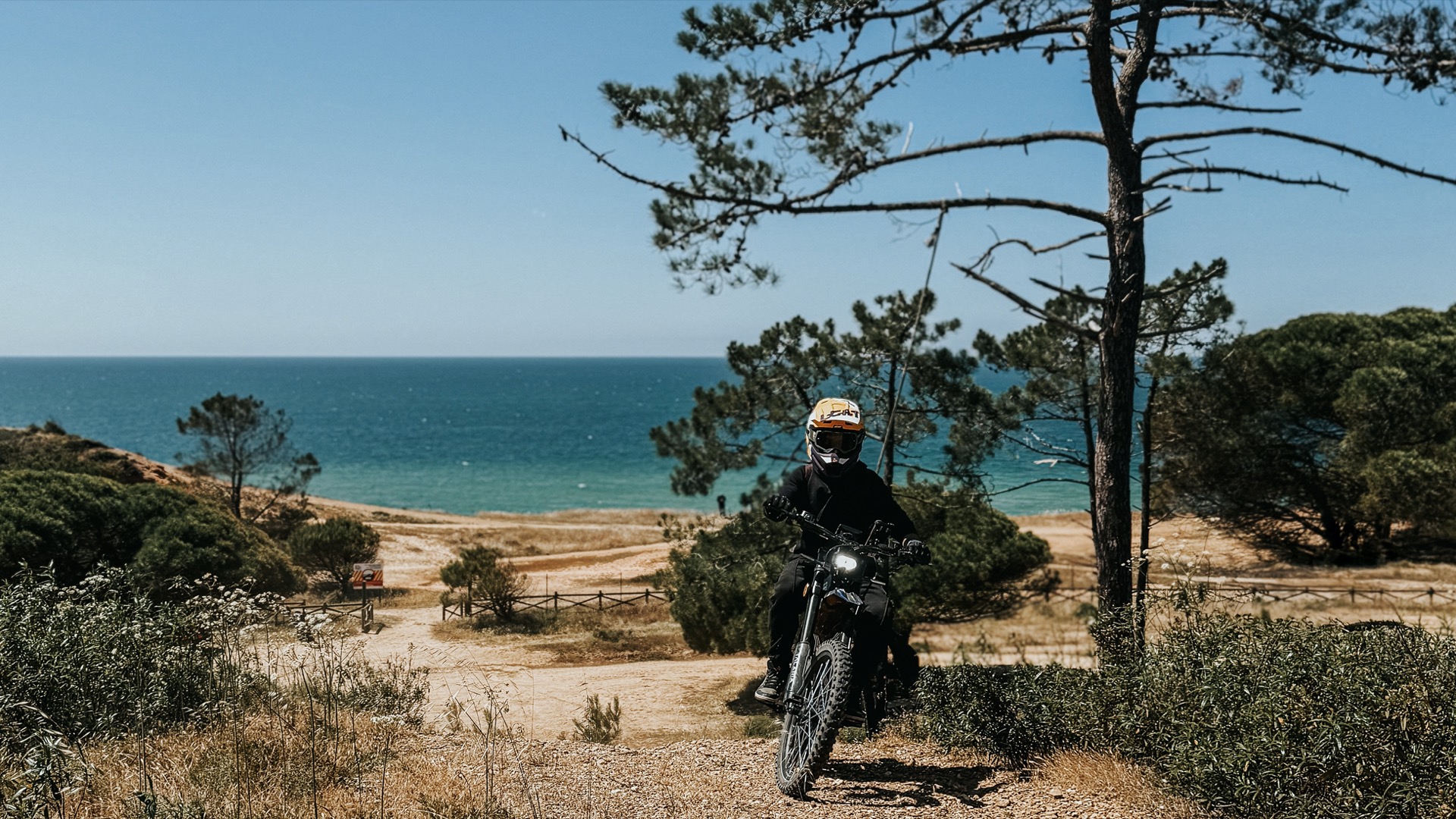 E-bike tour group exploring red cliffs of Falésia beach - Ewheelo electric bike tours