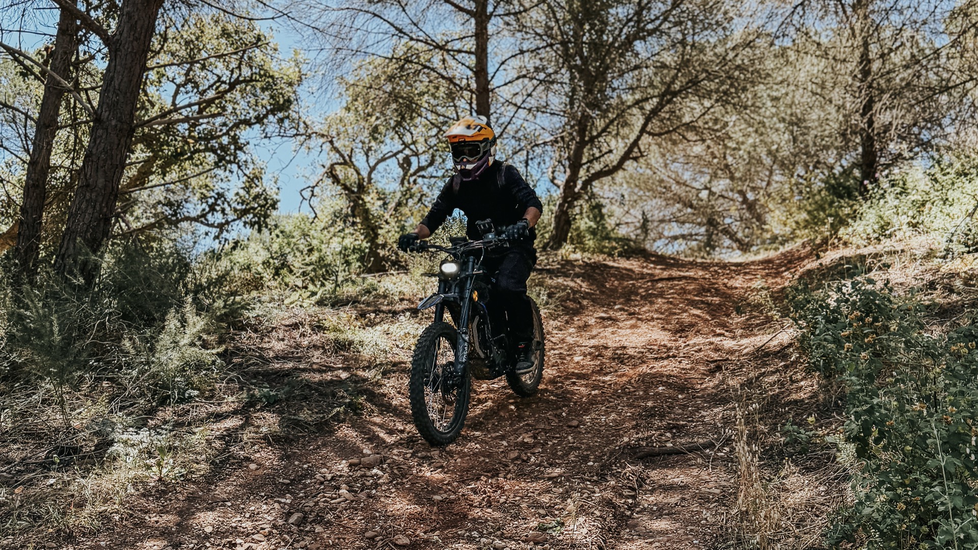 Talaria Sting Pro e-bikes parked at Falésia viewpoint - Ewheelo tours