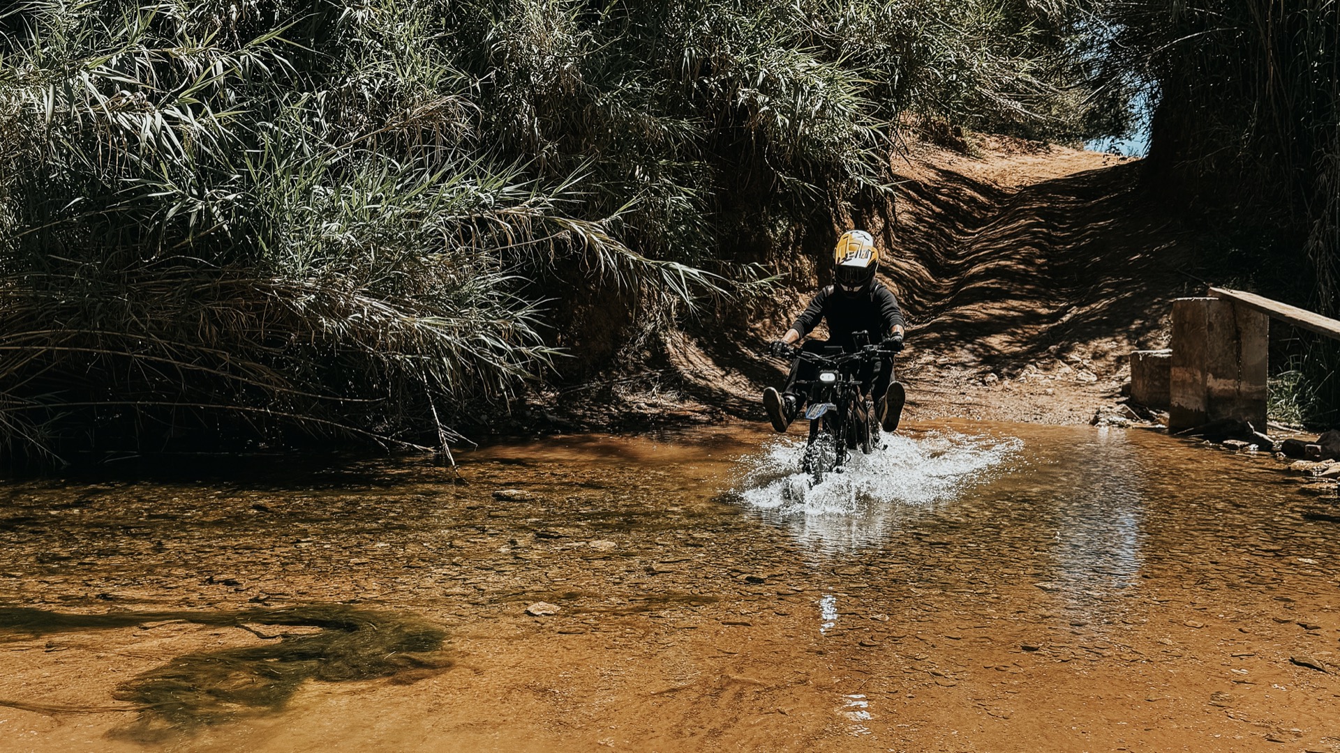 Riverside e-bike path near Paderne Castle - Ewheelo historical tours Portugal